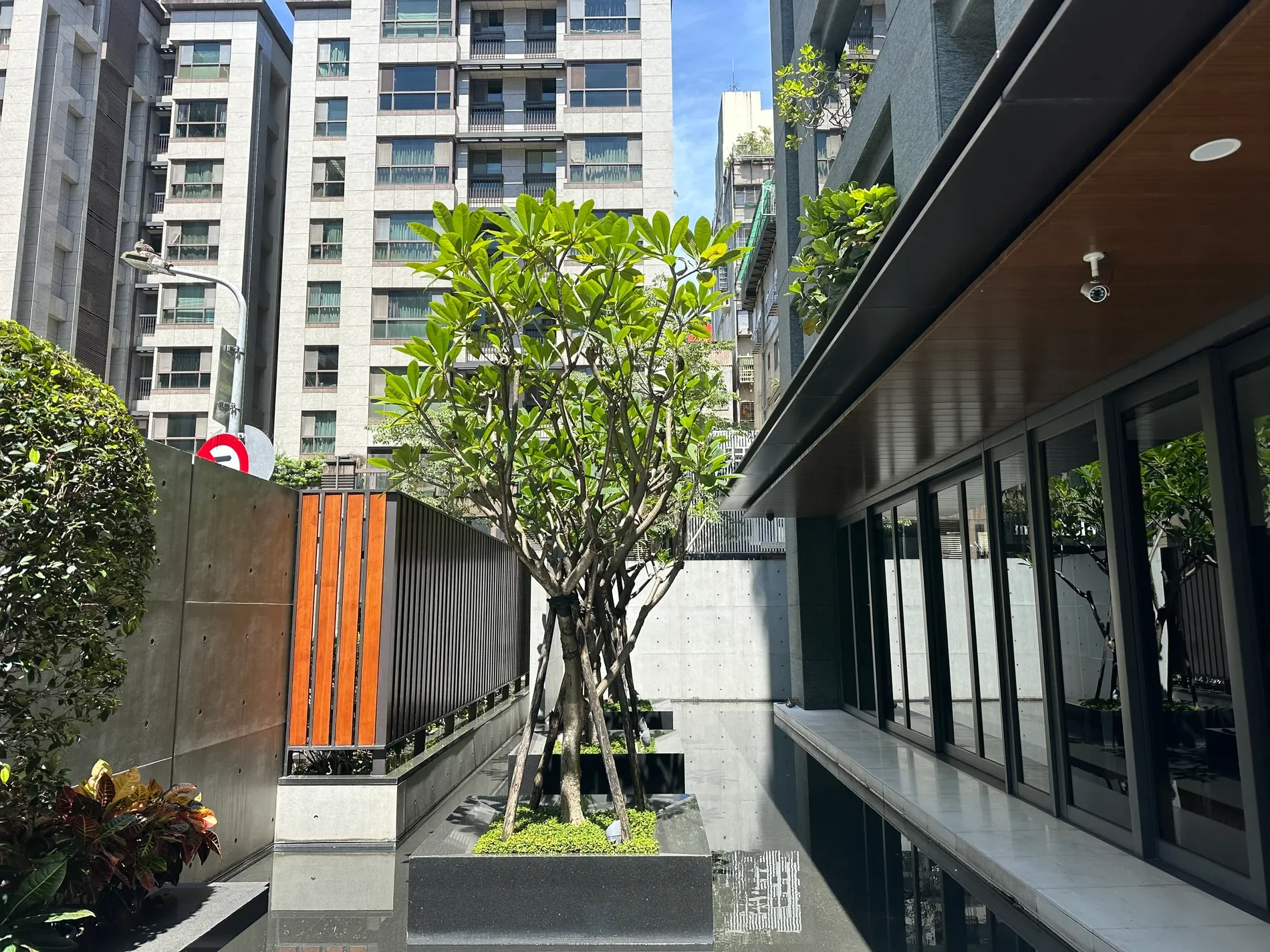 Exterior photo 2