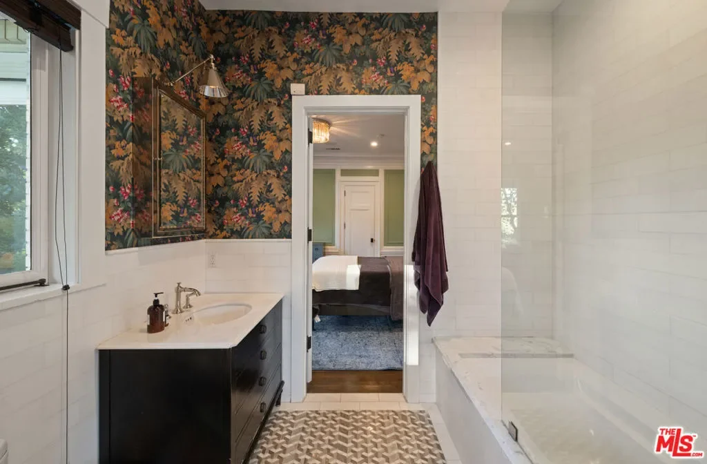 601 S Windsor Boulevard, Los Angeles, California, United States. - Photo 29