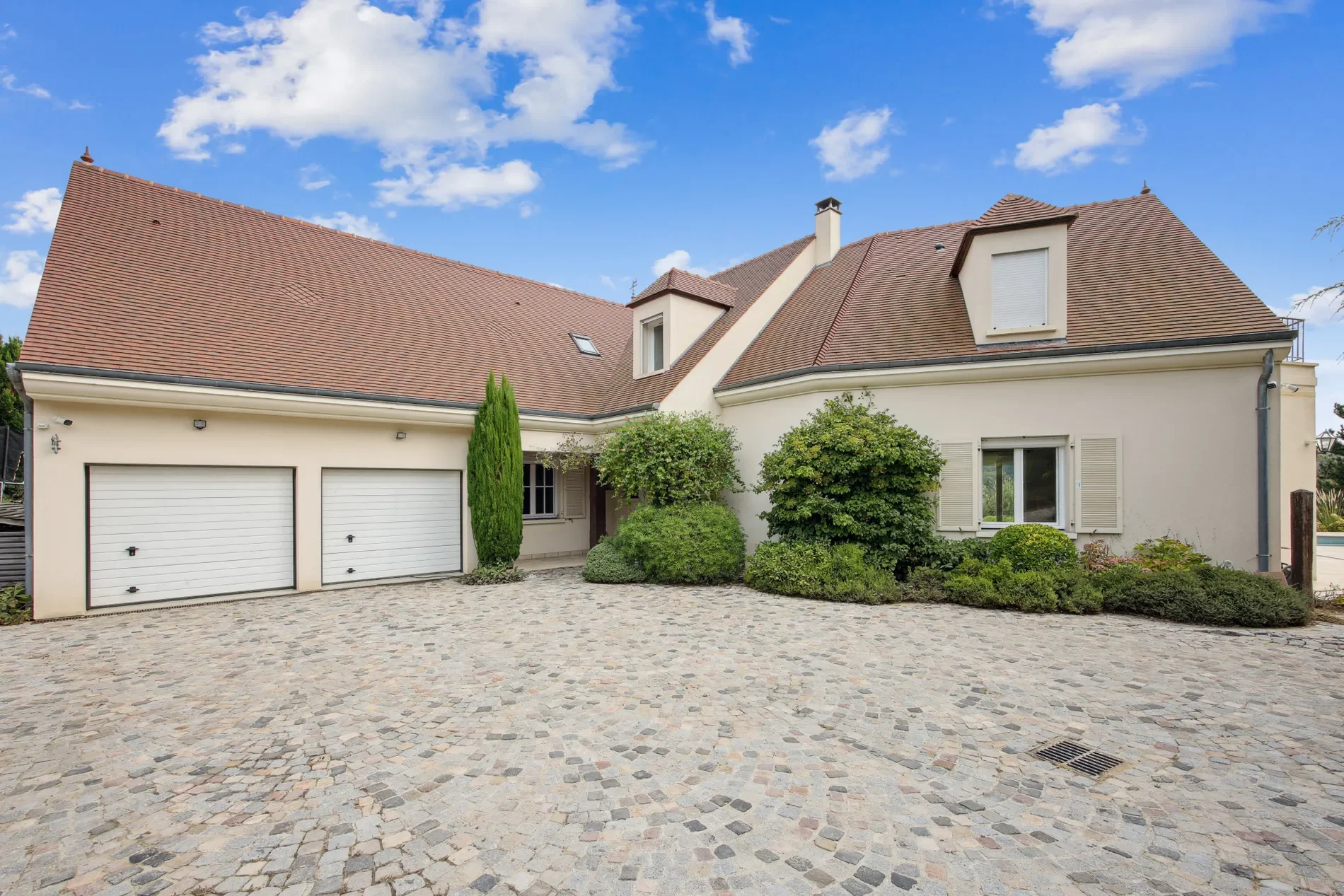 Exterior photo 7