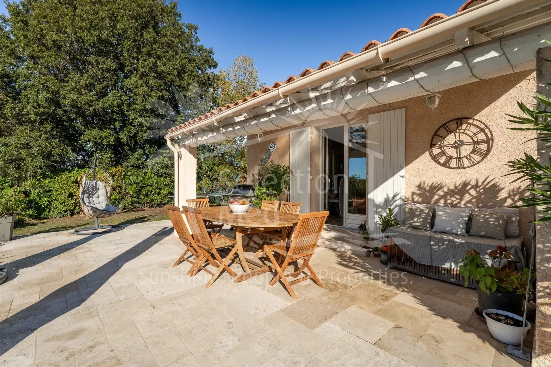 Exterior photo 5
