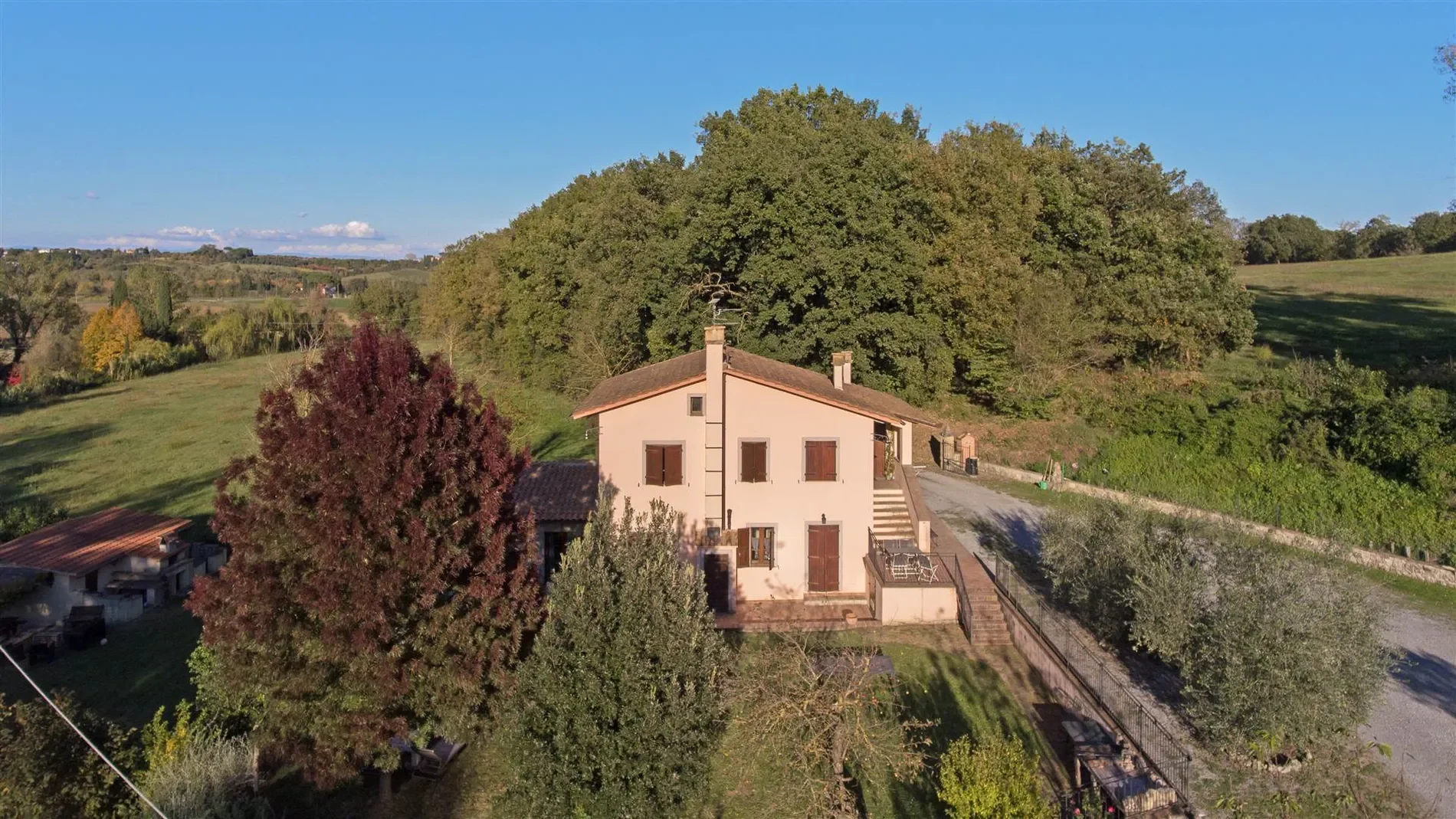 Exterior photo 8