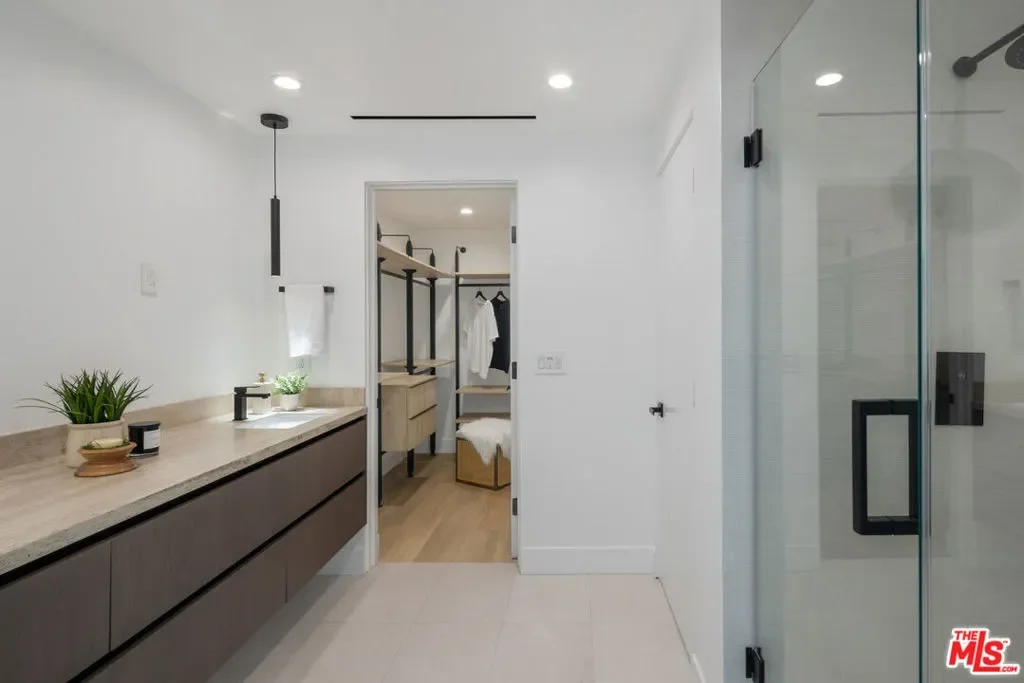 2007 Bellevue Avenue, Los Angeles, California, United States. - Photo 2