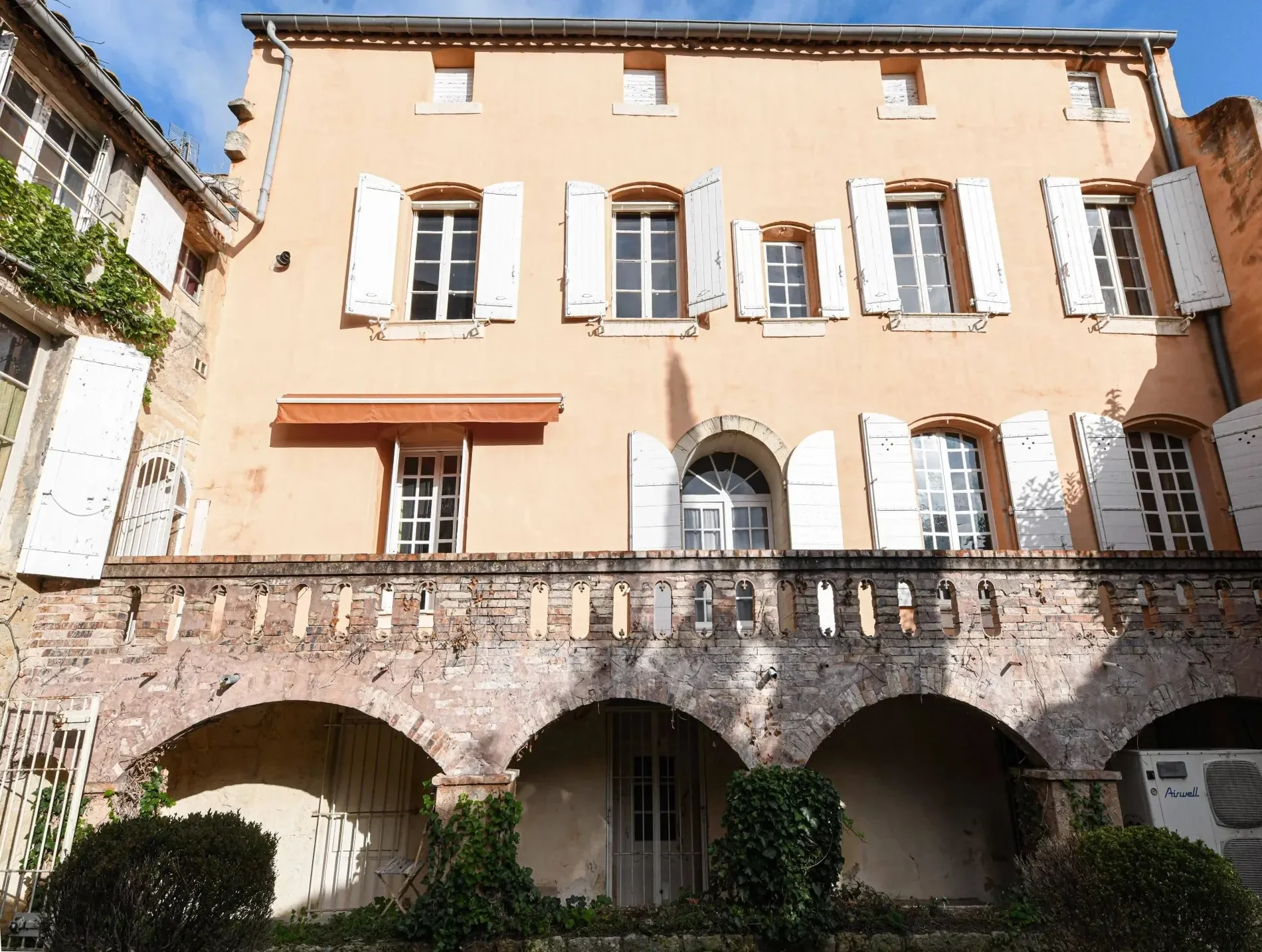 Exterior photo 5
