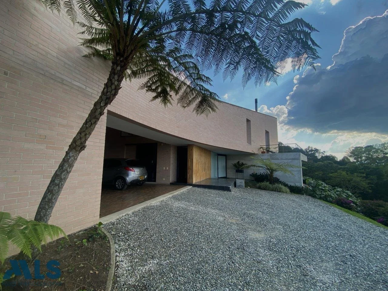Exterior photo 9