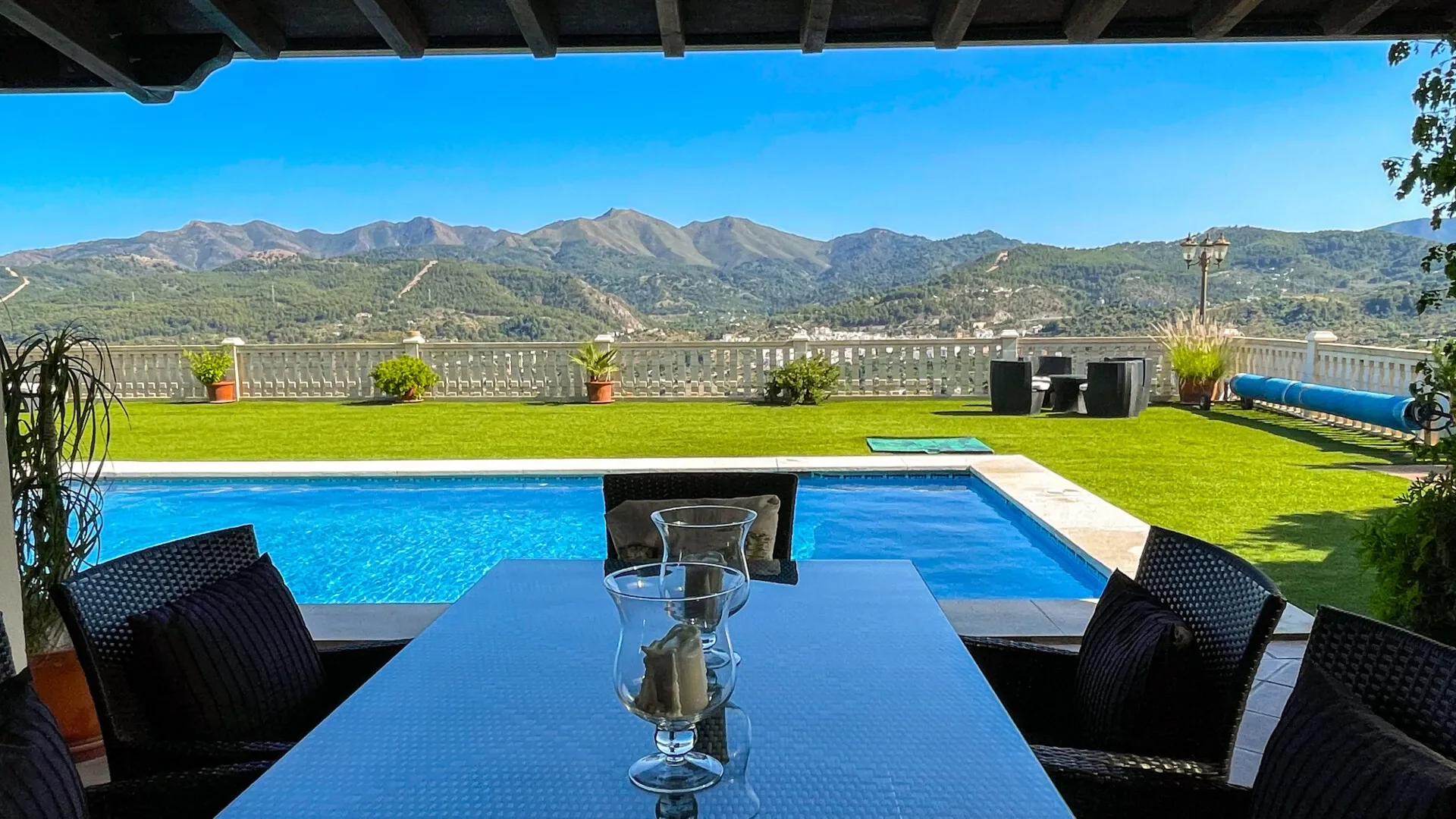 Exterior photo 2