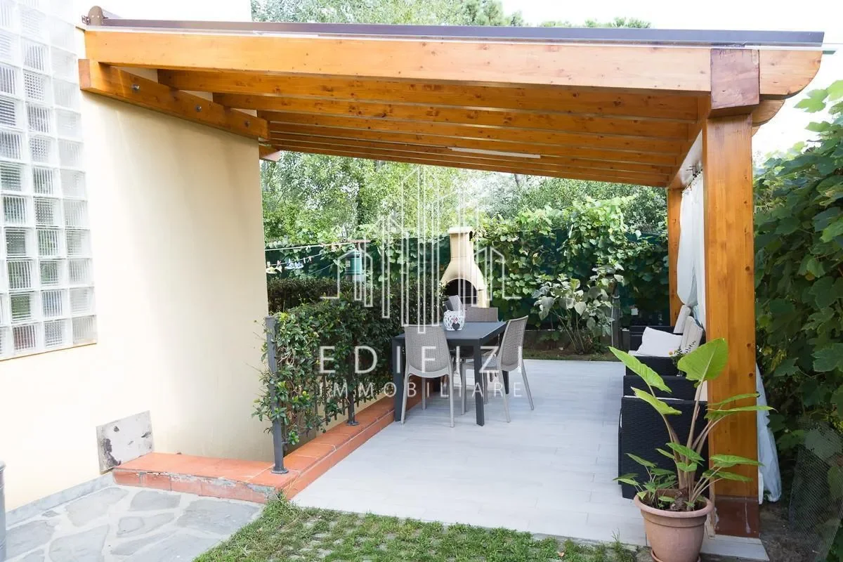Exterior photo 7