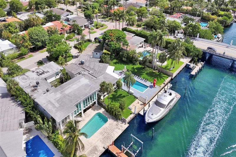 1020 S Shore Dr, Miami Beach, FL 33141, Miami Beach, Florida, United States. - Photo 2