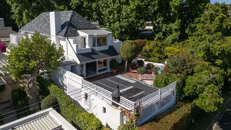 Majestic Family home in Bishopscourt Village