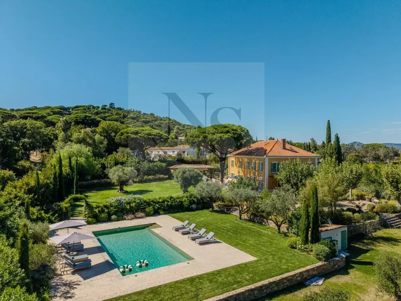 SAINT-TROPEZ / PROPERTY OF MAÎTRE - NEAR VILLAGE