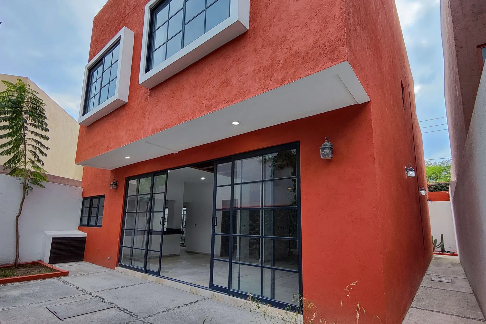 Exterior photo 1