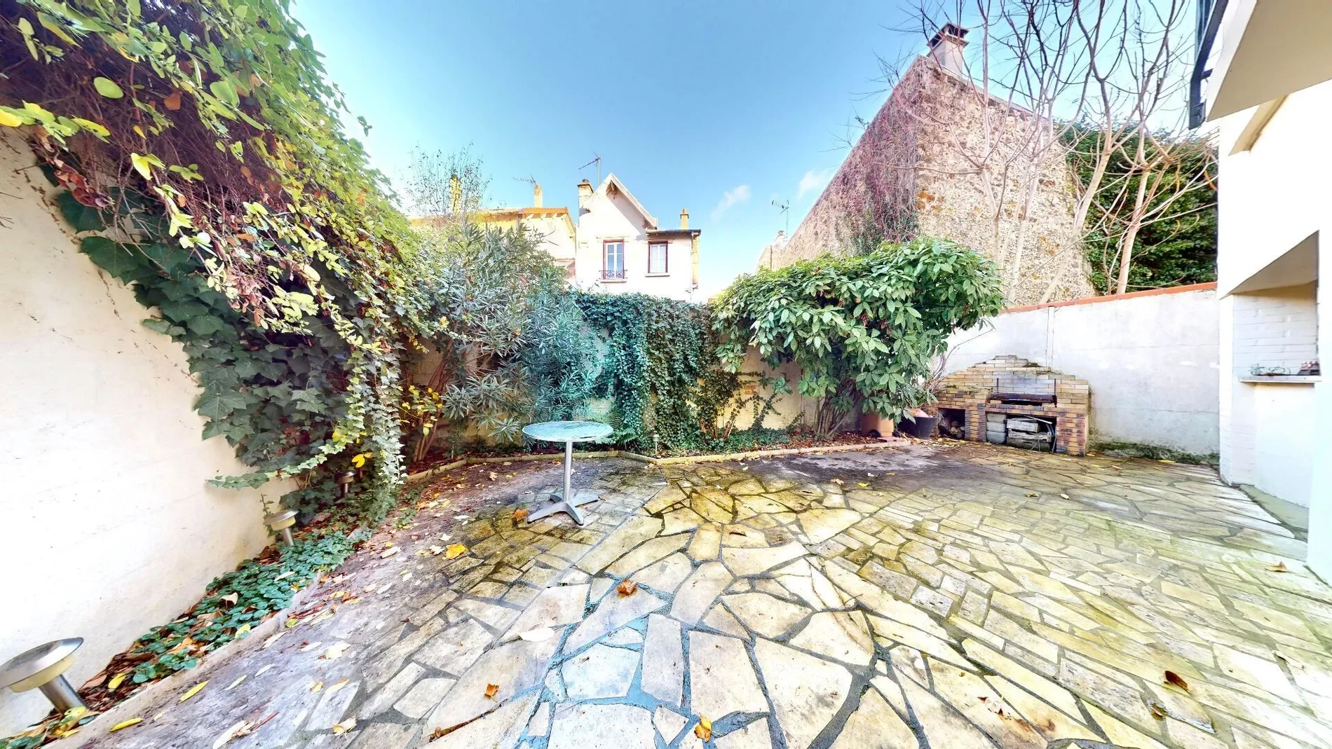 Exterior photo 3