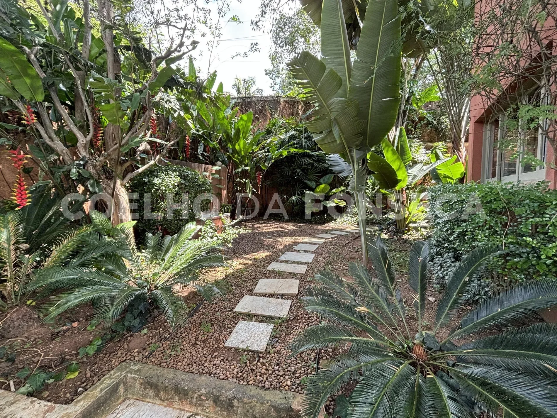 Exterior photo 5