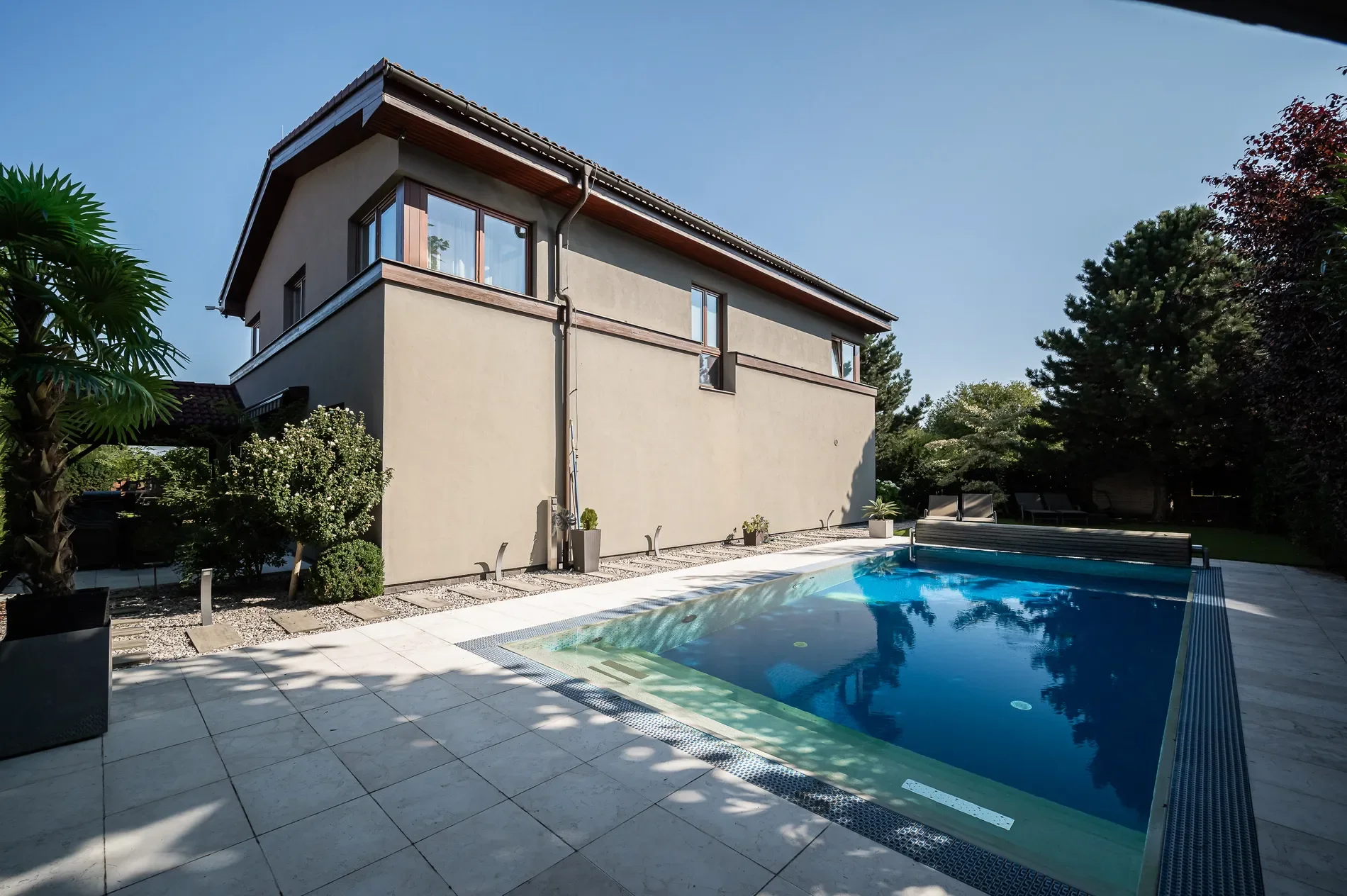 Exterior photo 4