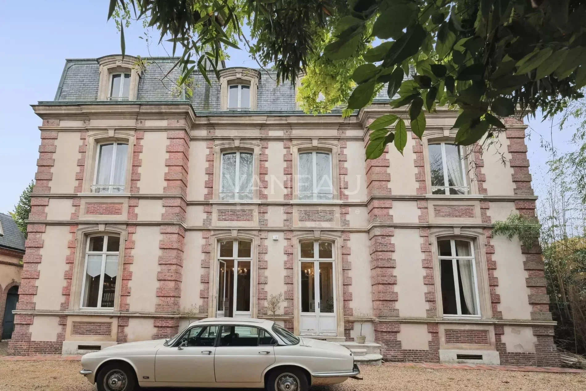 Exterior photo 5