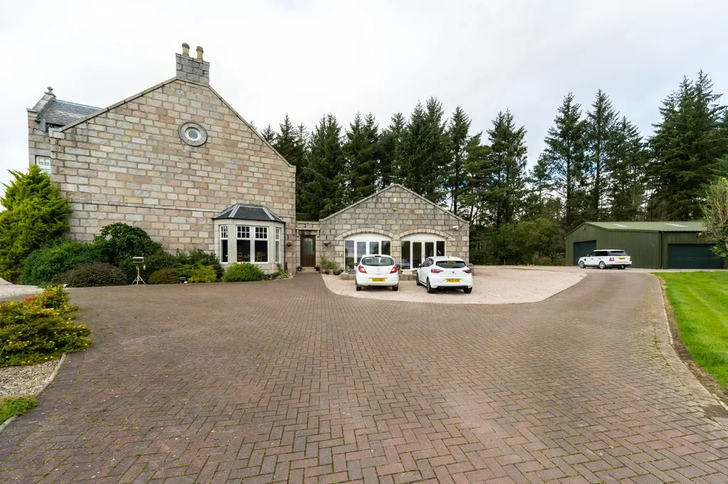 Exterior photo 4