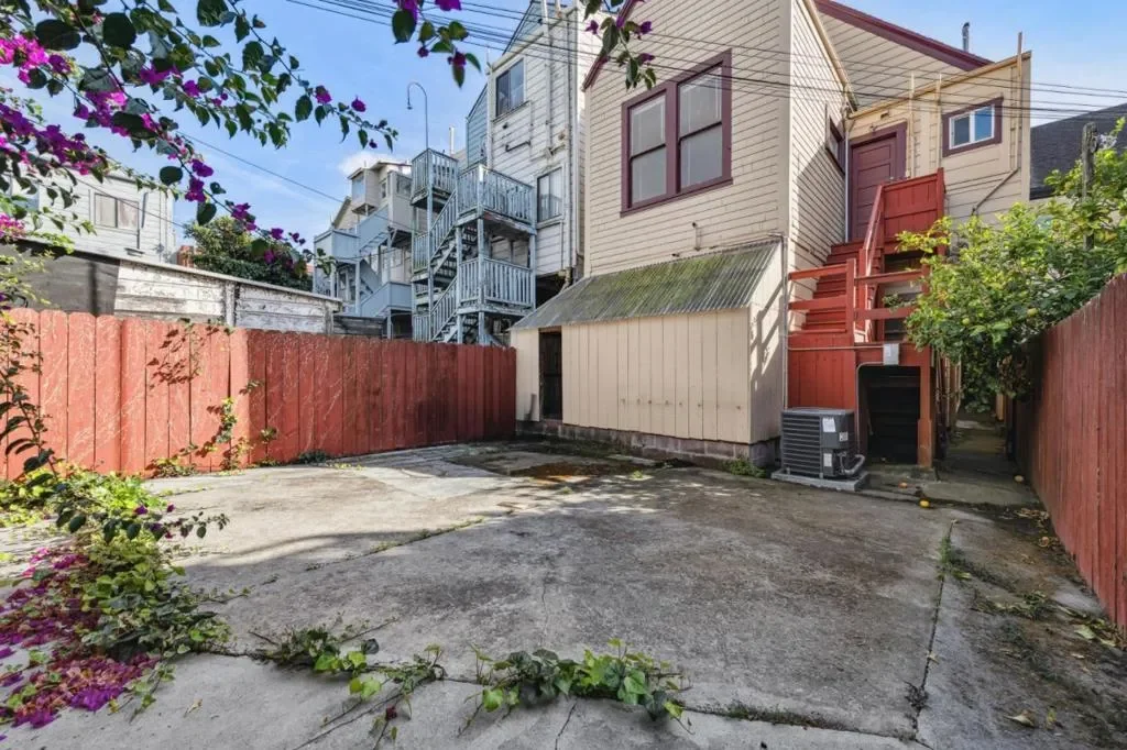Exterior photo 6