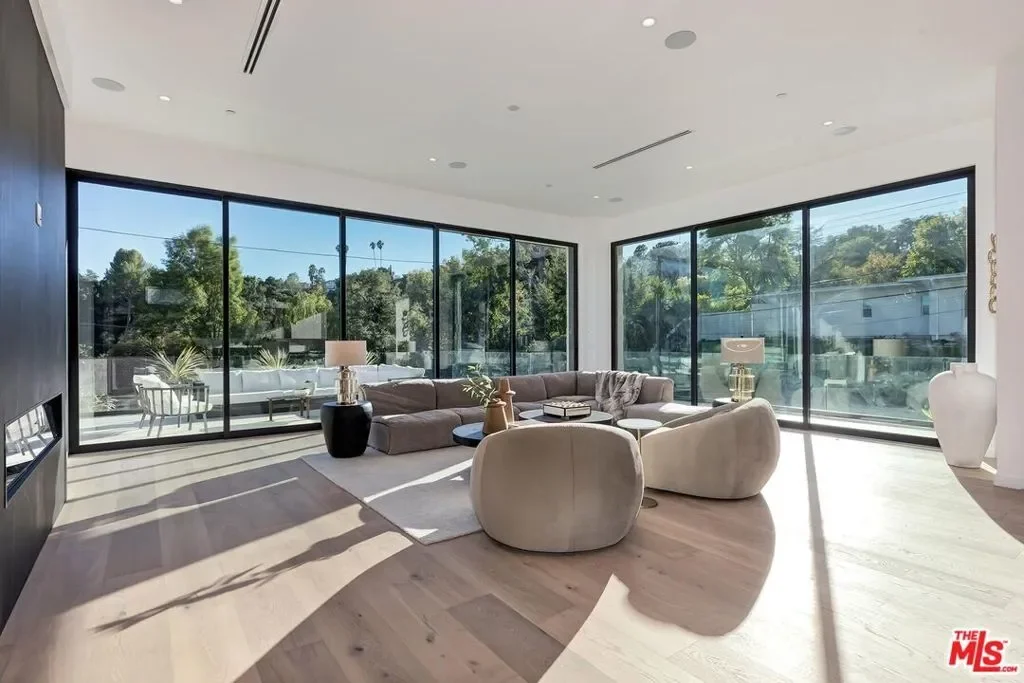16879 Mooncrest Drive, Los Angeles, California, United States. - Photo 10