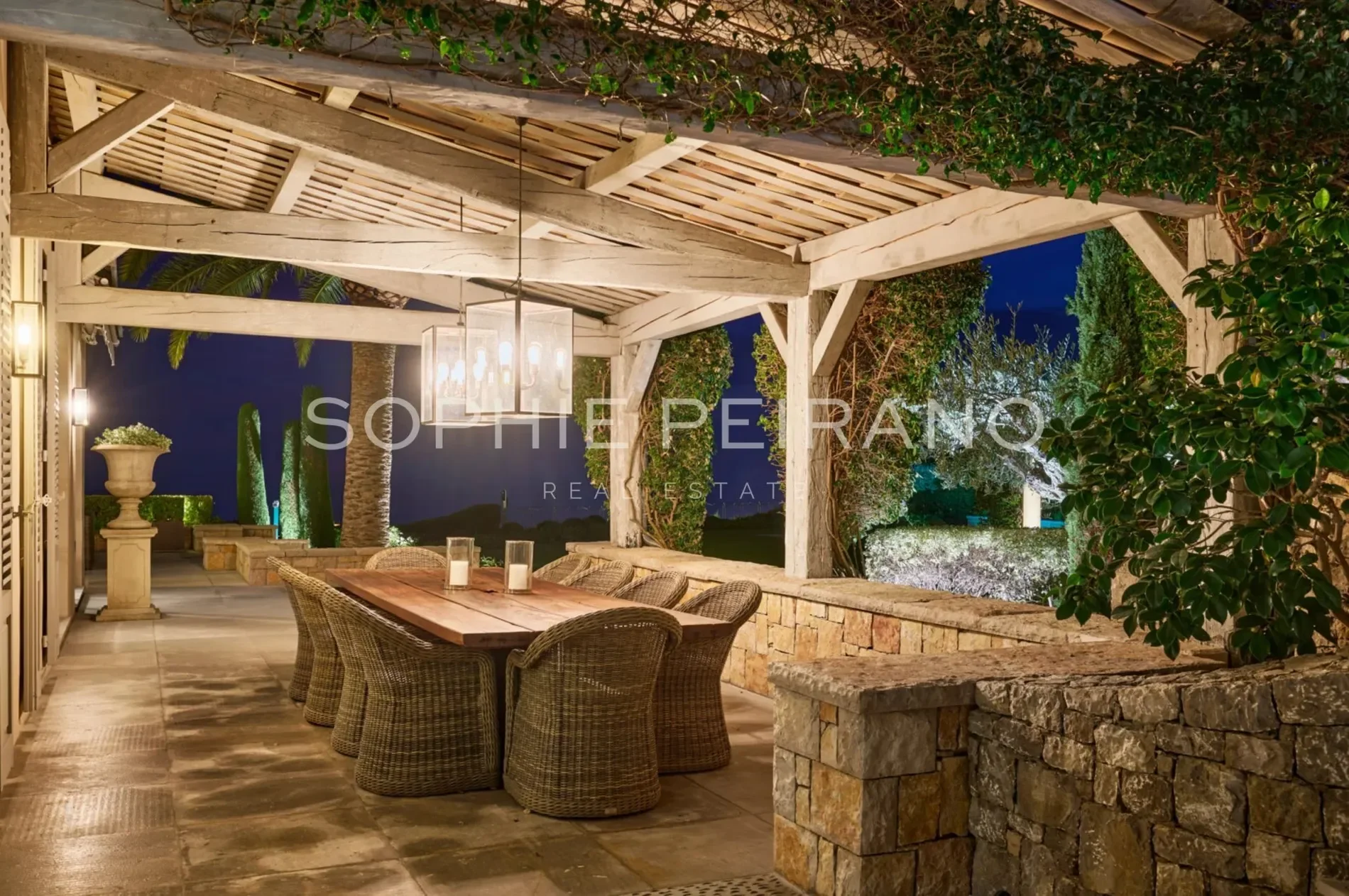 Exterior photo 2