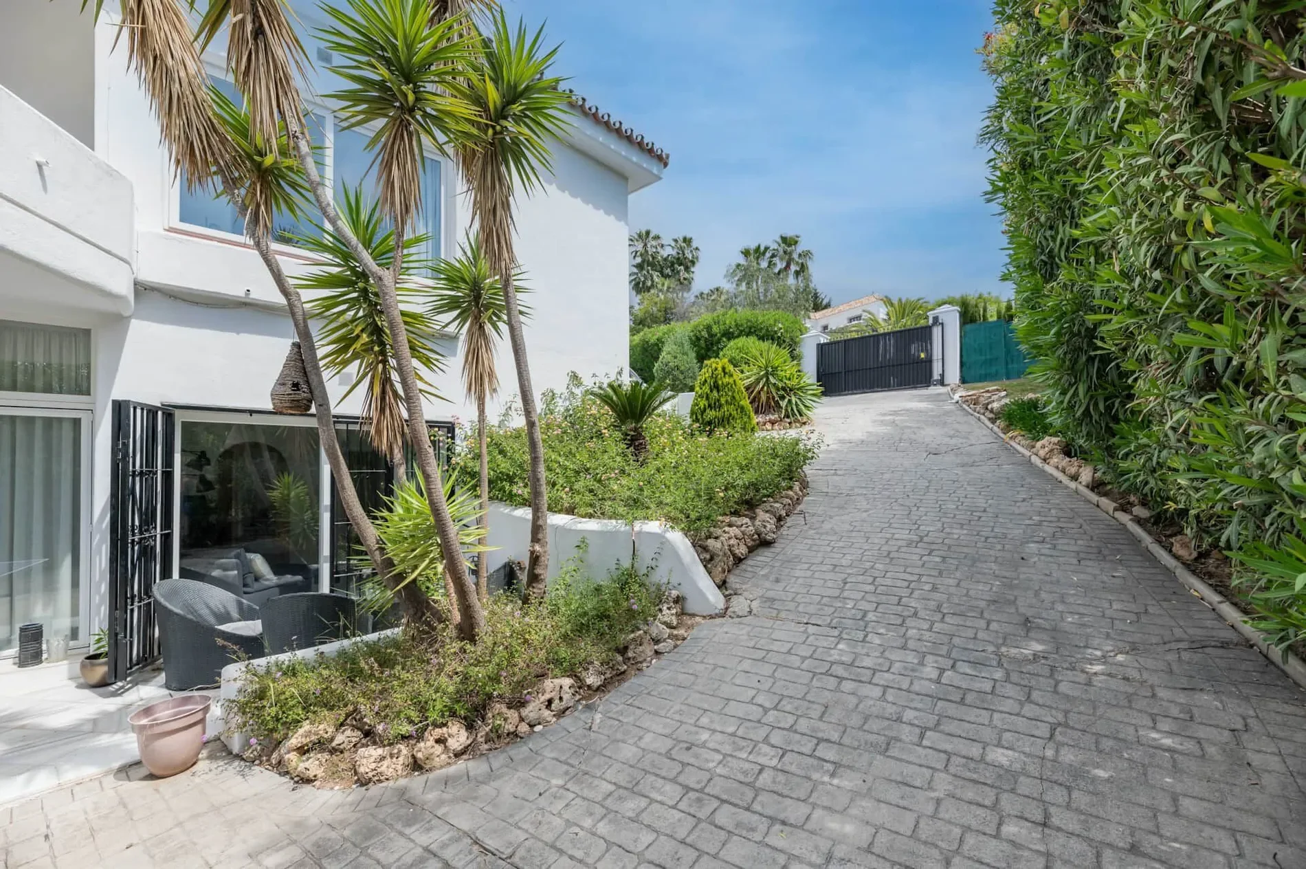 Exterior photo 6