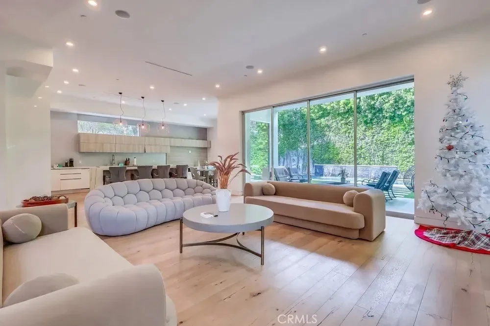 737 N Cherokee Avenue, Los Angeles, California, United States. - Photo 6