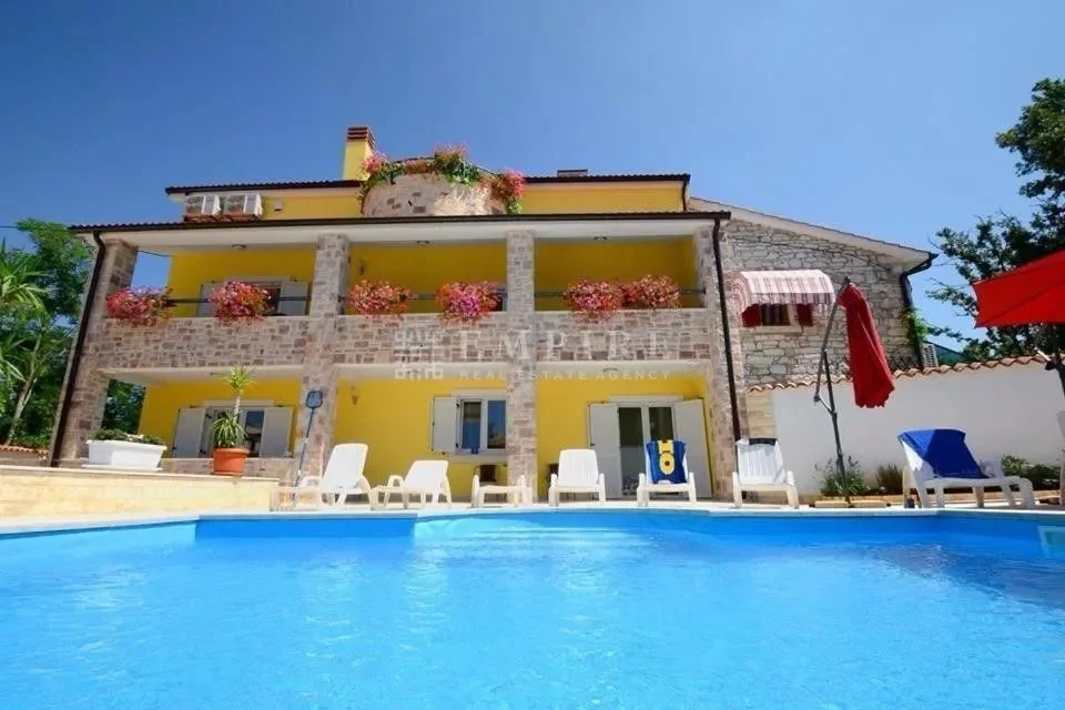 Exterior photo 3