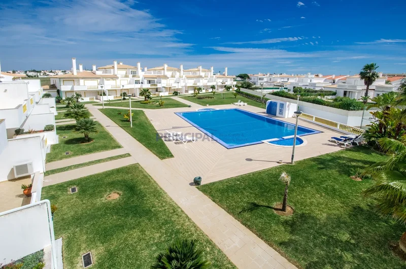 Fantastic 3 Bedroom Duplex Apartment w/ Pool and Garage in Galé, Albufeira