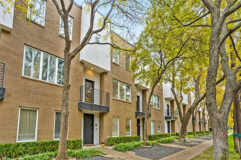 Exterior photo 3