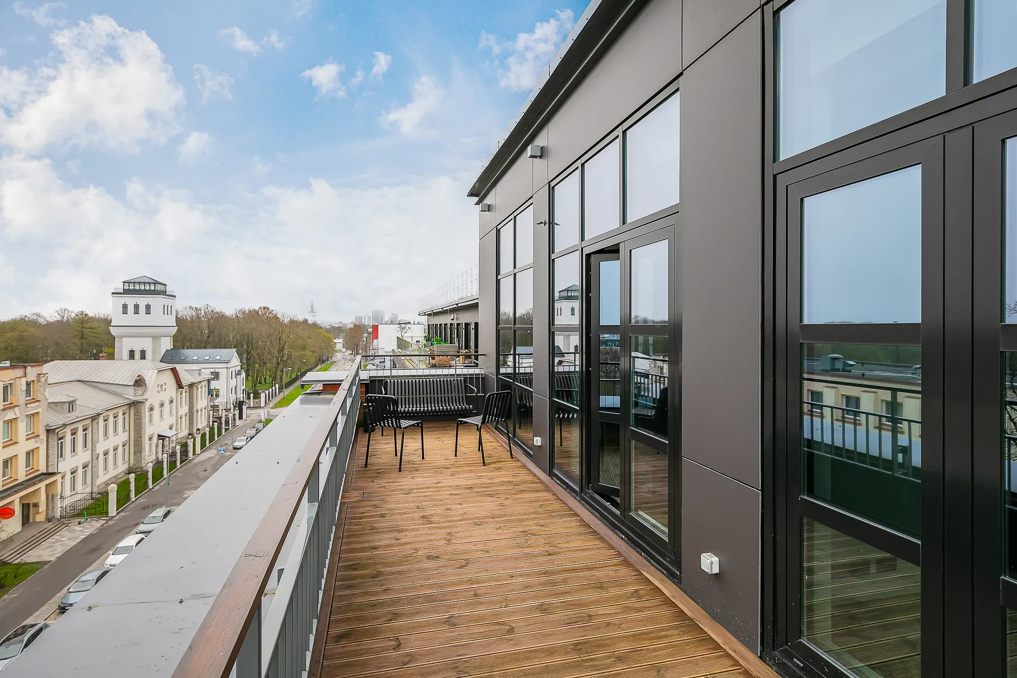 Exterior photo 6