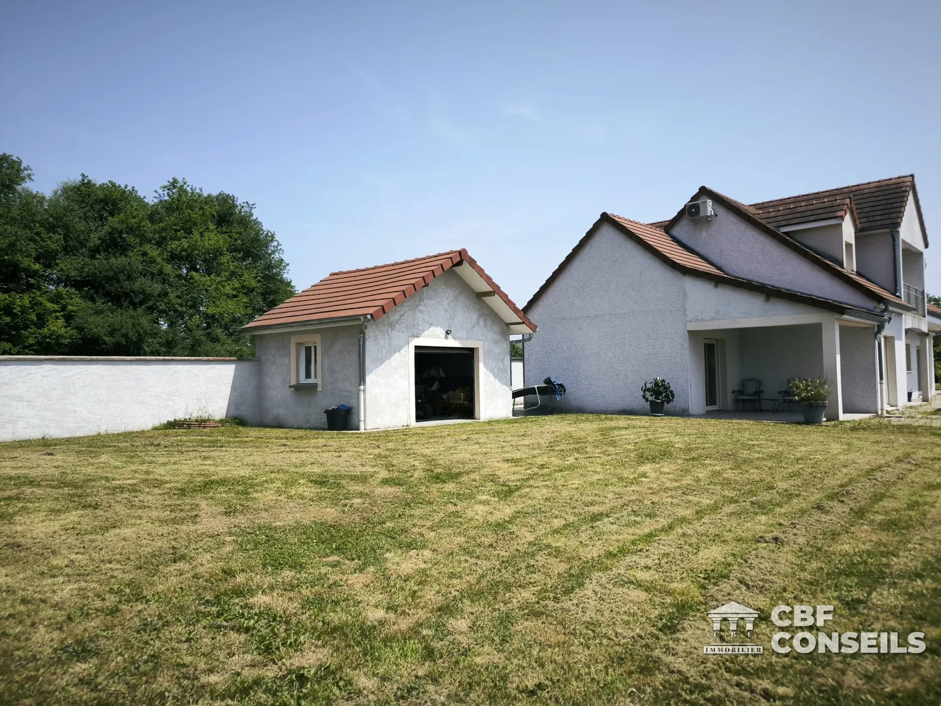 Exterior photo 5