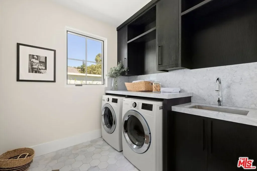 15125 Valley Vista Boulevard, Los Angeles, California, United States. - Photo 2