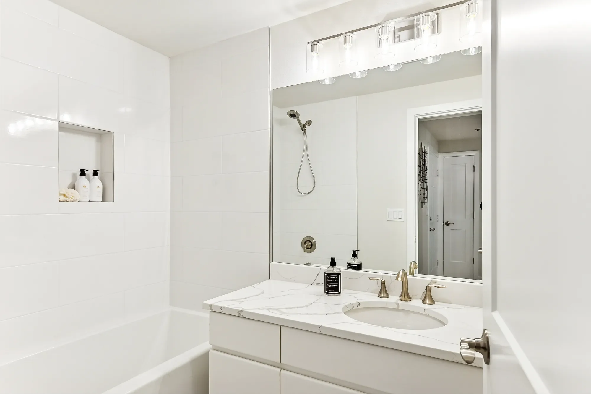 1613 California Ave SW Unit #101 , Seattle, WA 98116, Seattle, Washington, United States. - Photo 19