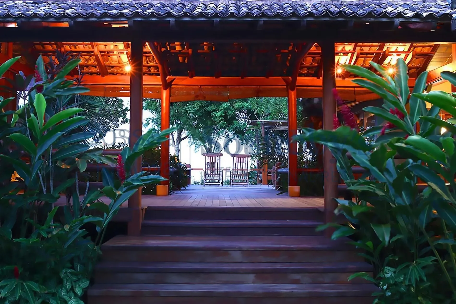 Exterior photo 6