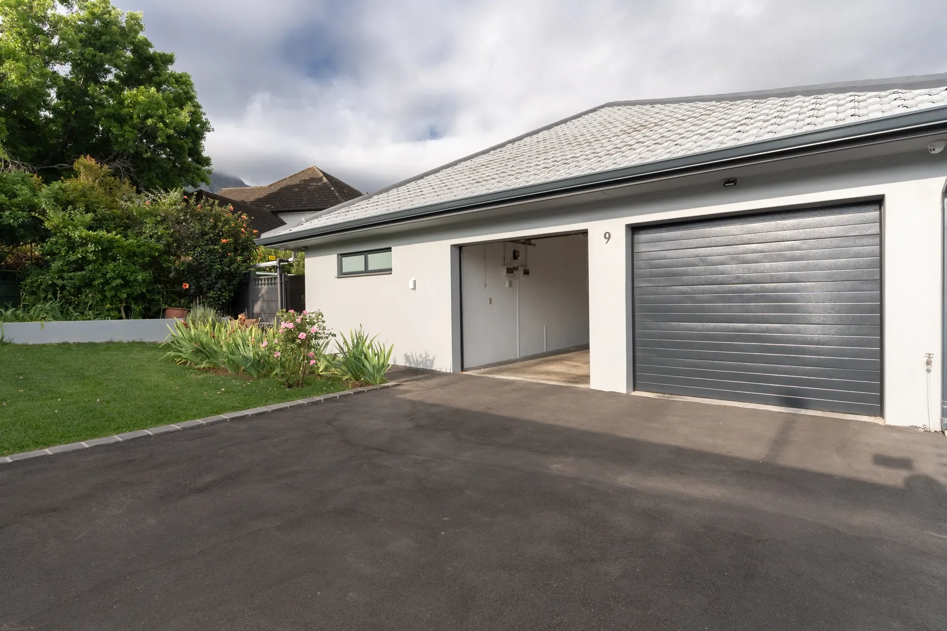 Exterior photo 7