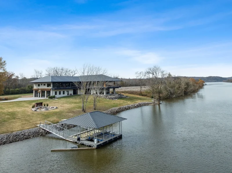 Single Family Residence in Ashland City