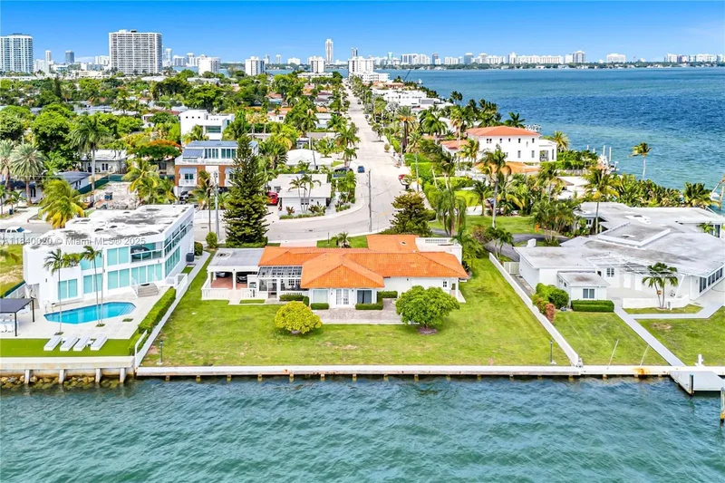 7500 W Treasure Dr, Miami Beach, Florida, United States. - Photo 9