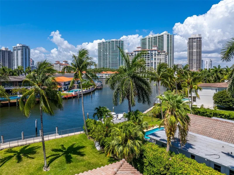 268 S Parkway, Golden Beach, Florida, United States. - Photo 44