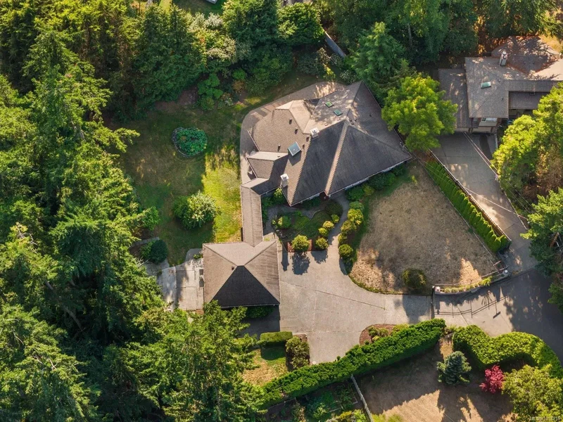 2693 MacDonald Dr E, Saanich, British Columbia, Canada. - Photo 40