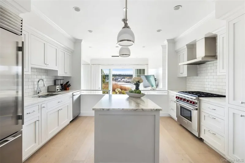 31 Old Boathouse Lane S, Hampton Bays, New York, United States. - Photo 24