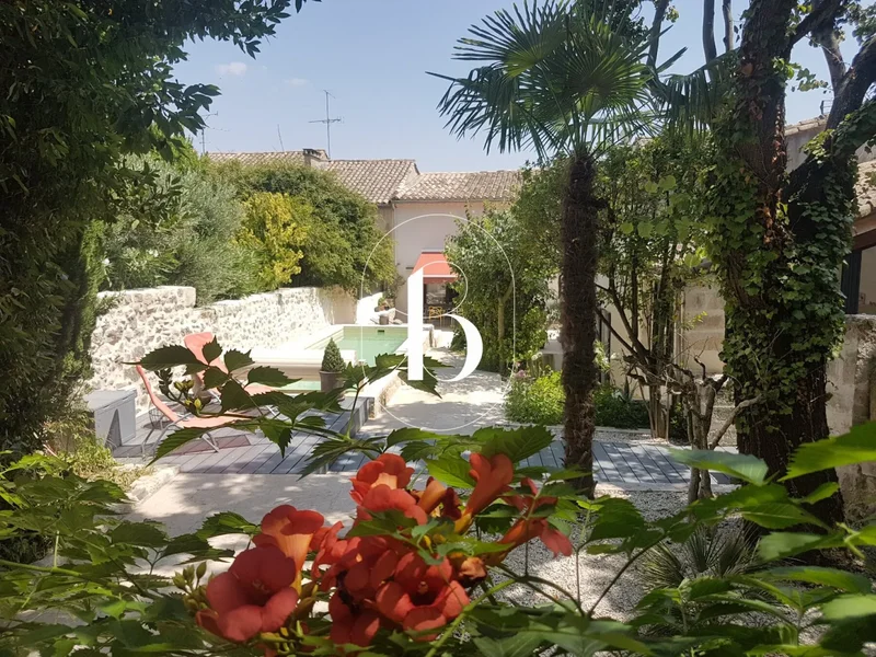 Townhouse for sale in Uzès, 242m² 9 rooms €1,590,000 with pool