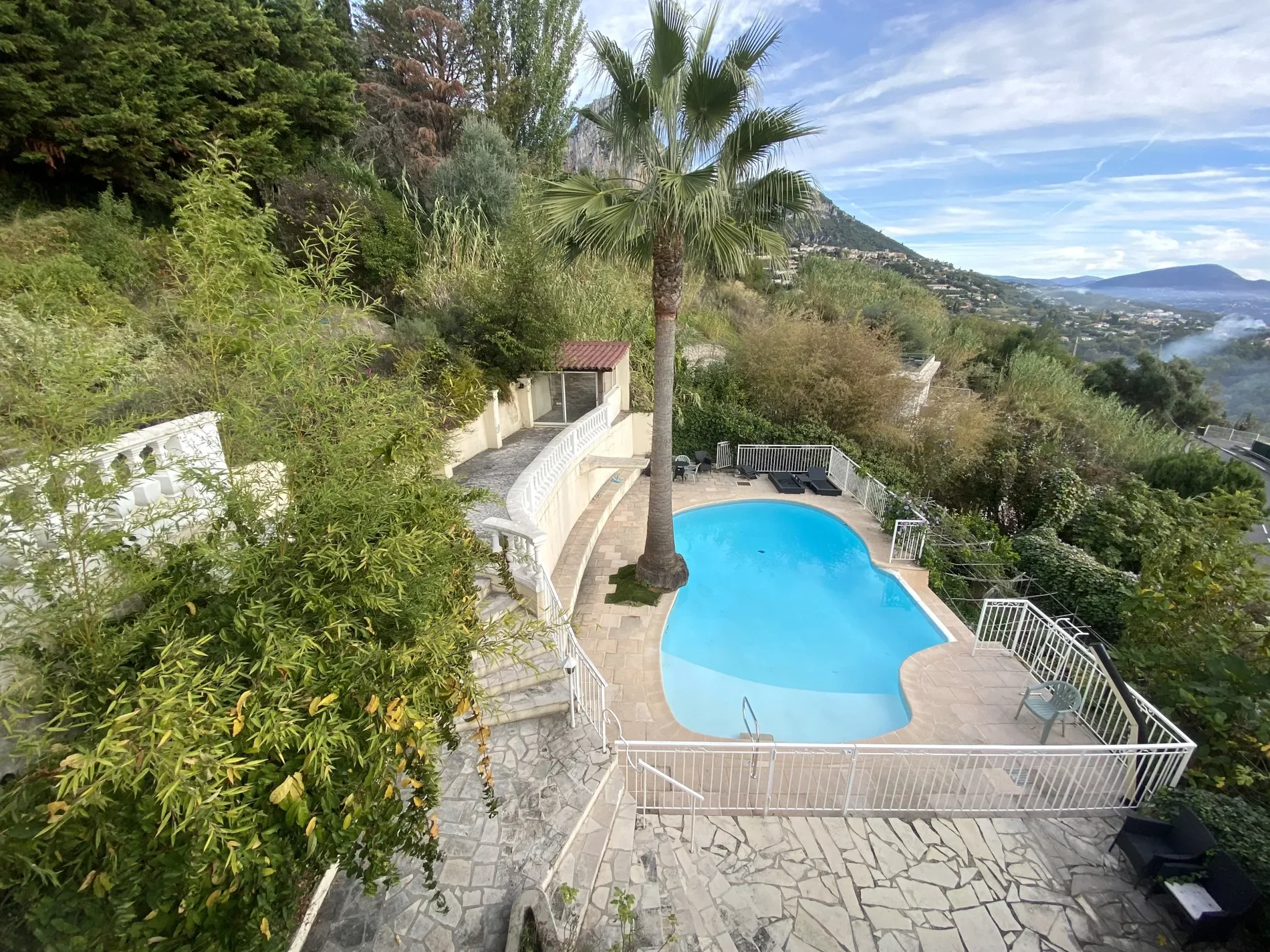 Exterior photo 2