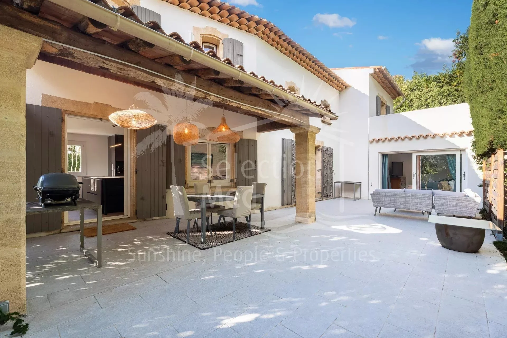 Exterior photo 5