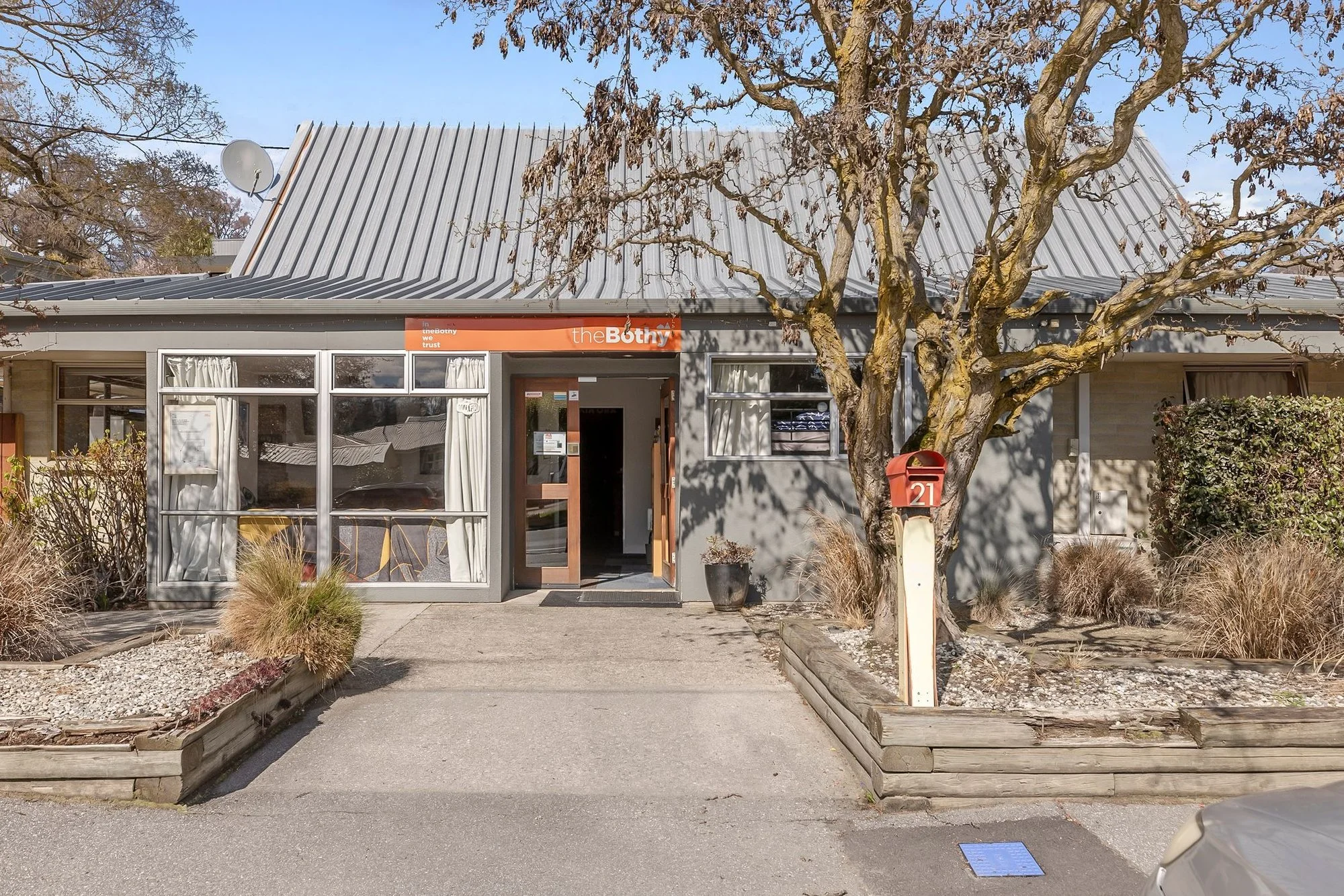 Exterior photo 2