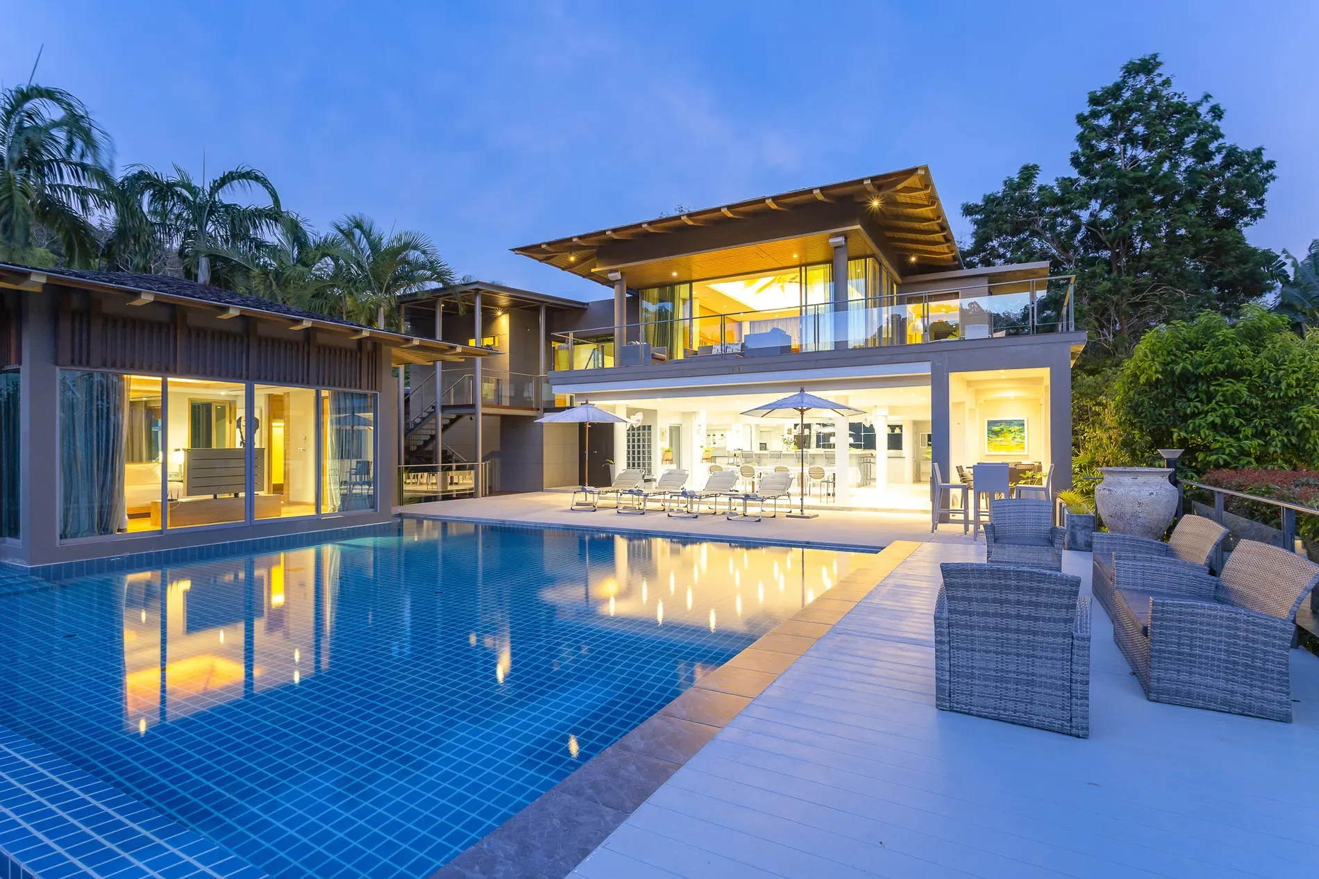 Exterior photo 2