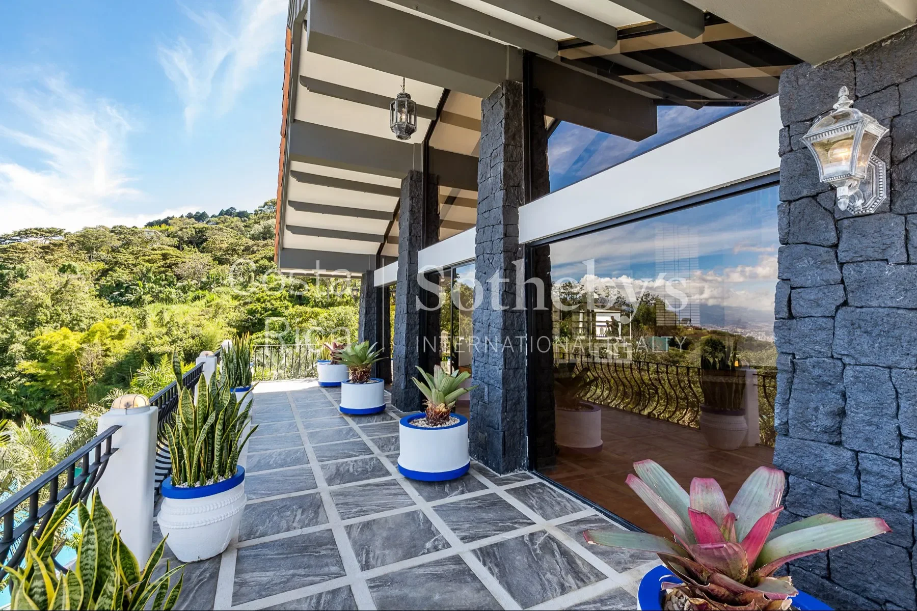 Exterior photo 7