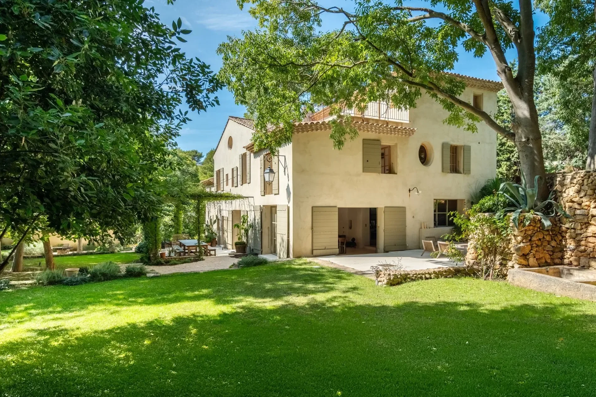 Exterior photo 2