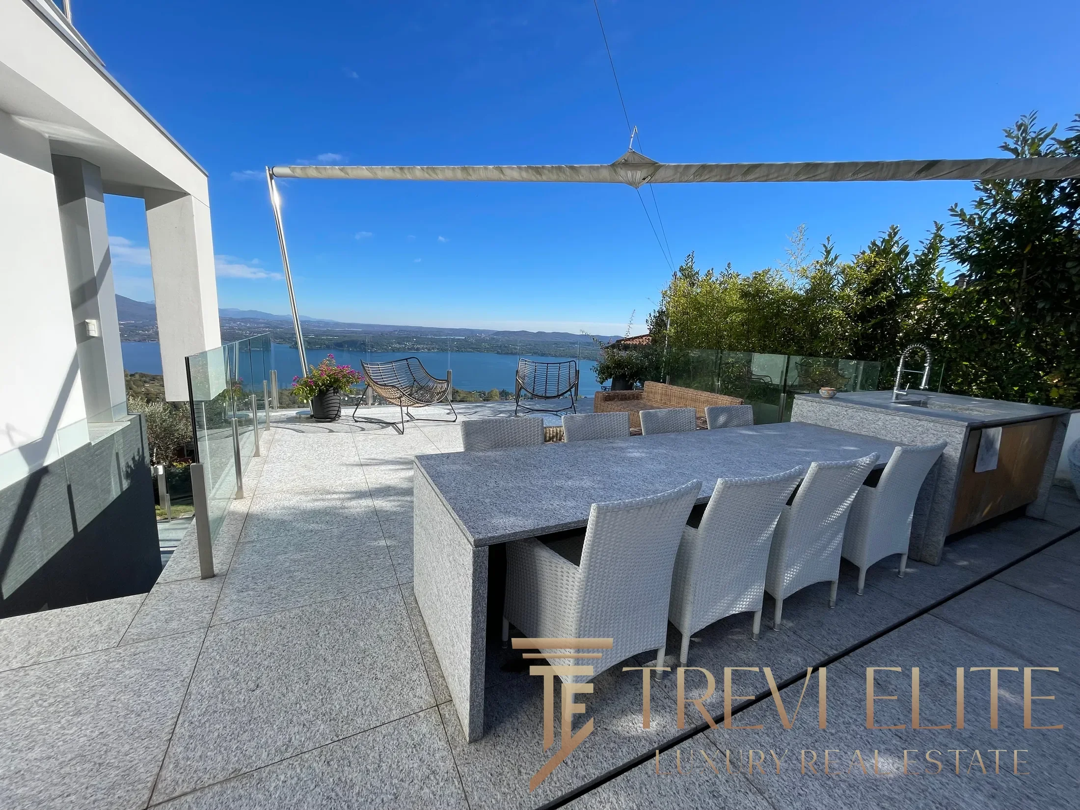 Exterior photo 5