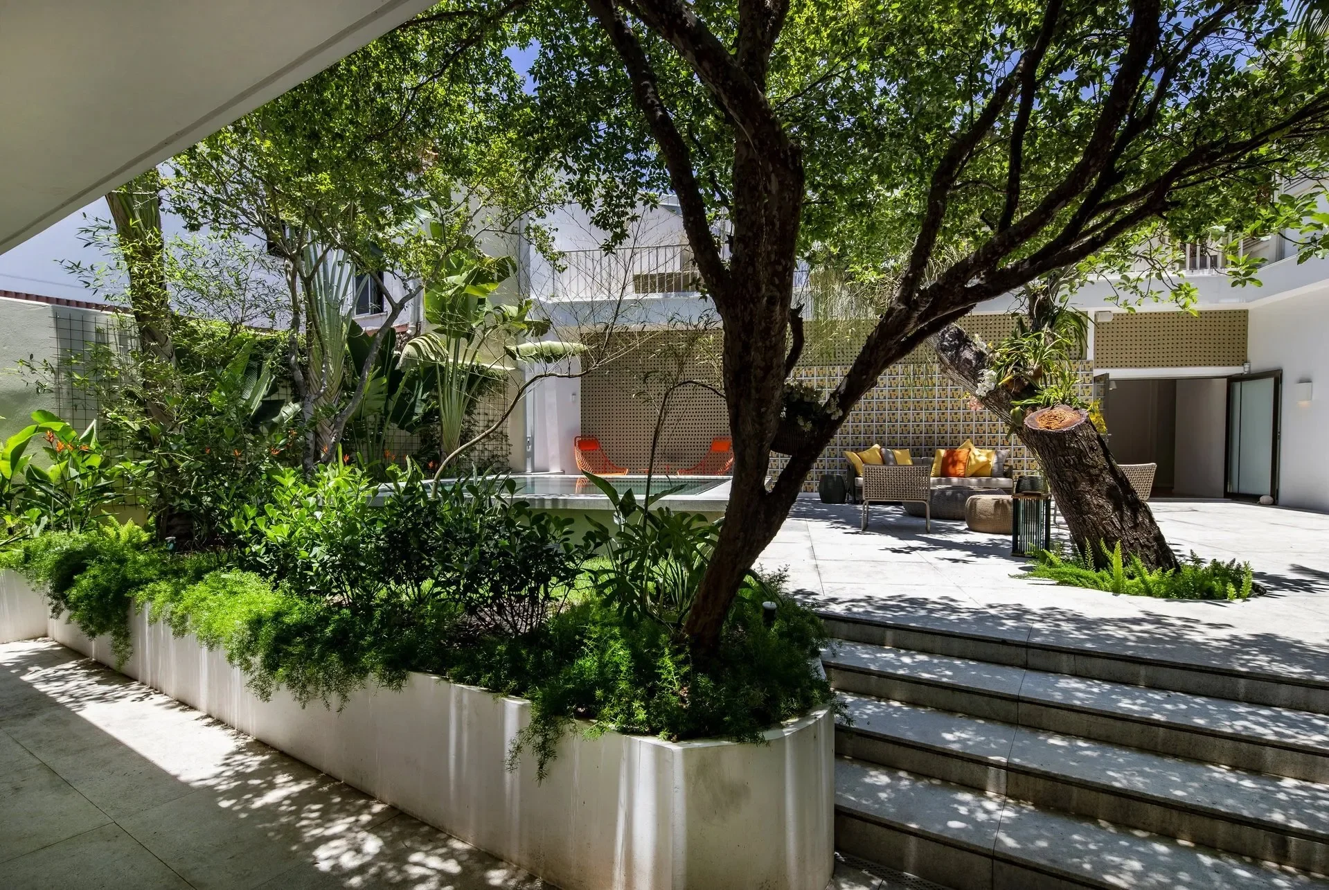 Exterior photo 6