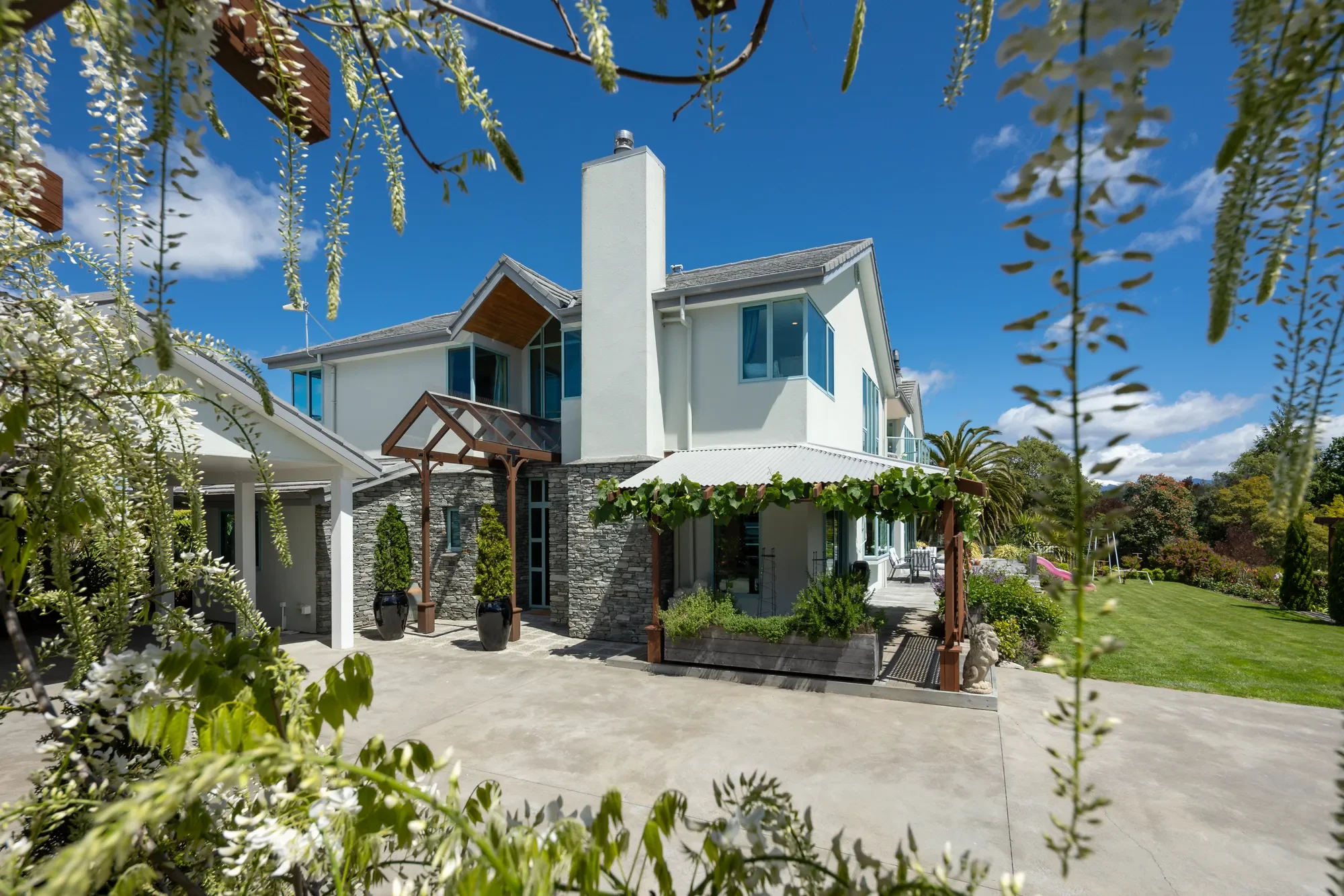Exterior photo 5