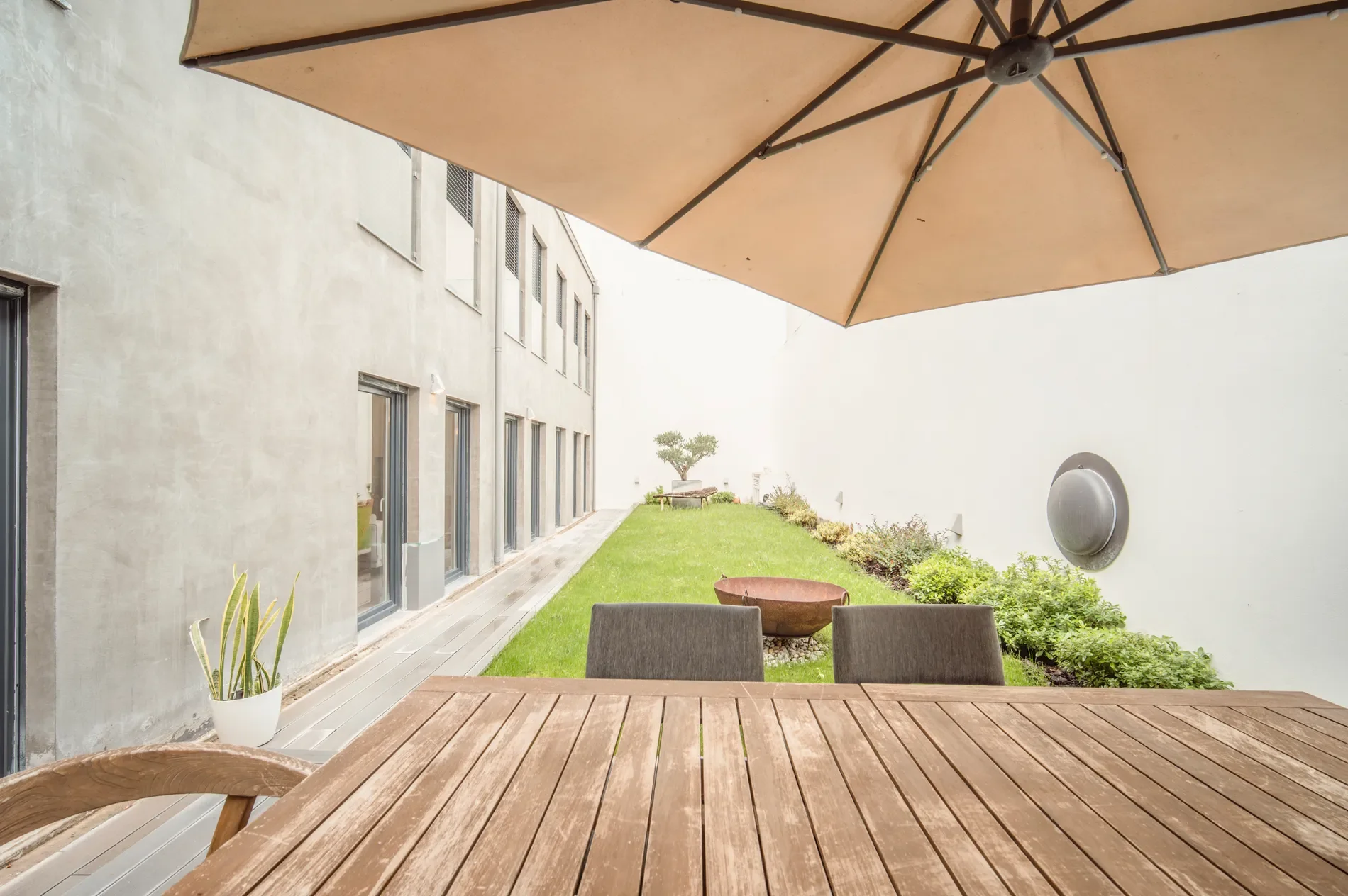 Exterior photo 4