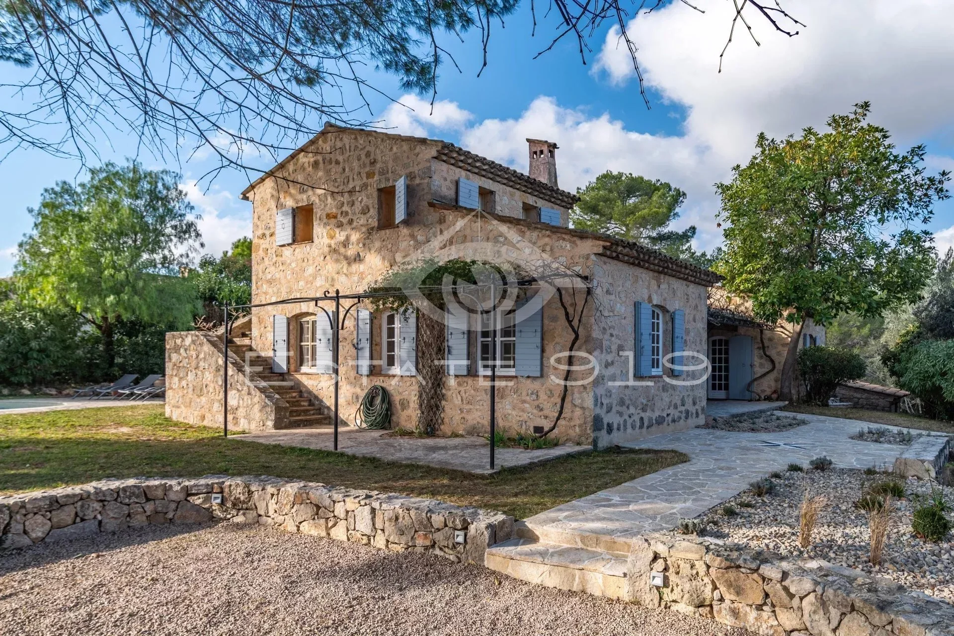Exterior photo 7